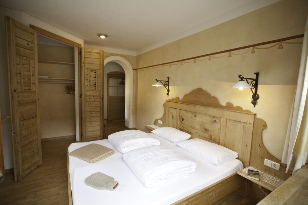 Piccolohotel Tempele Garni San Candido Room photo